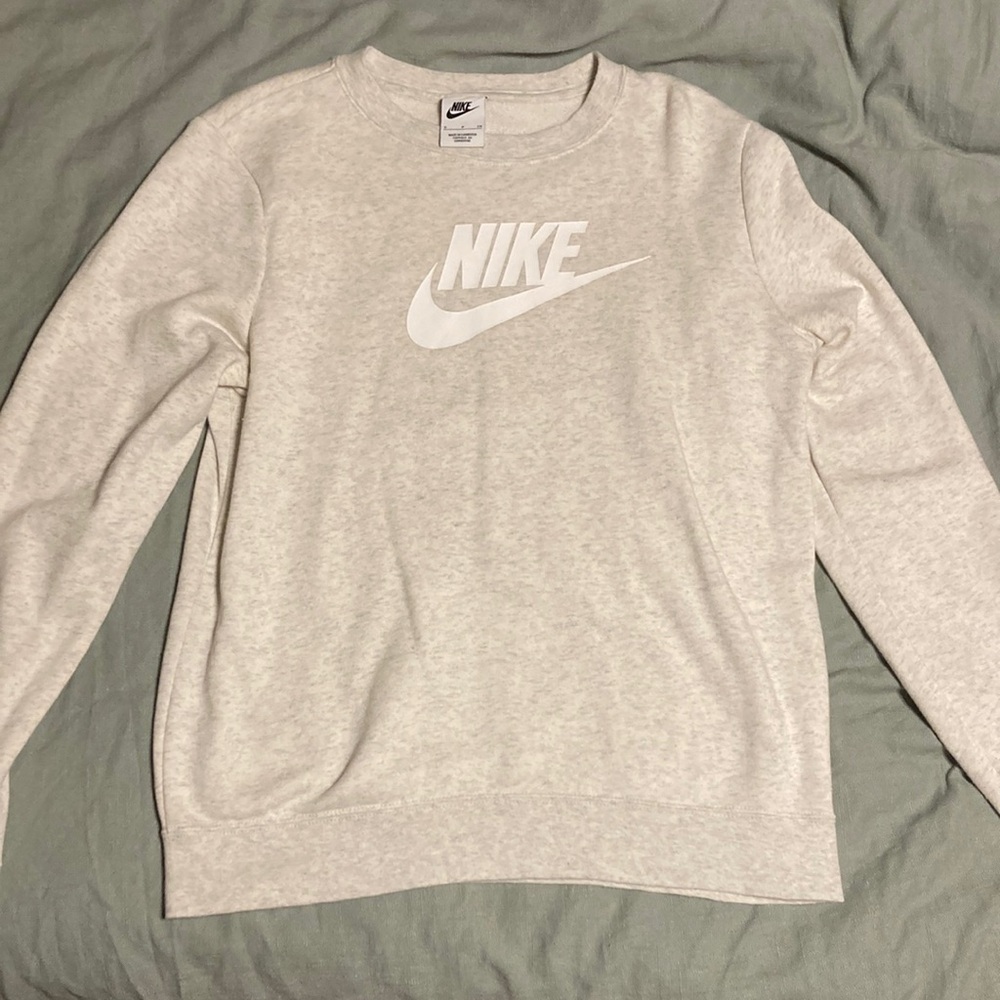 Nike crew neck sweatshirt 
Worn a handful of times